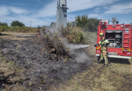 A avaría dunha caravana provoca un incendio na AG-11, ao seu paso polo concello de Rianxo